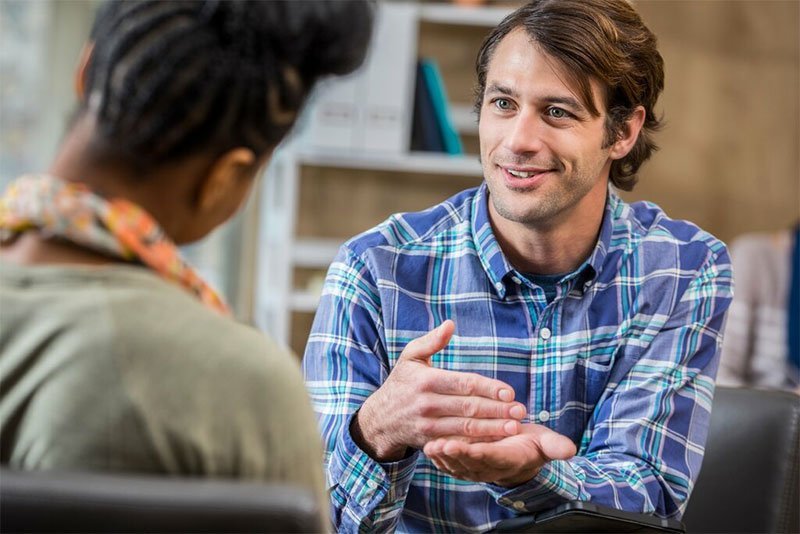 Psychotherapist doing therapy with patient 